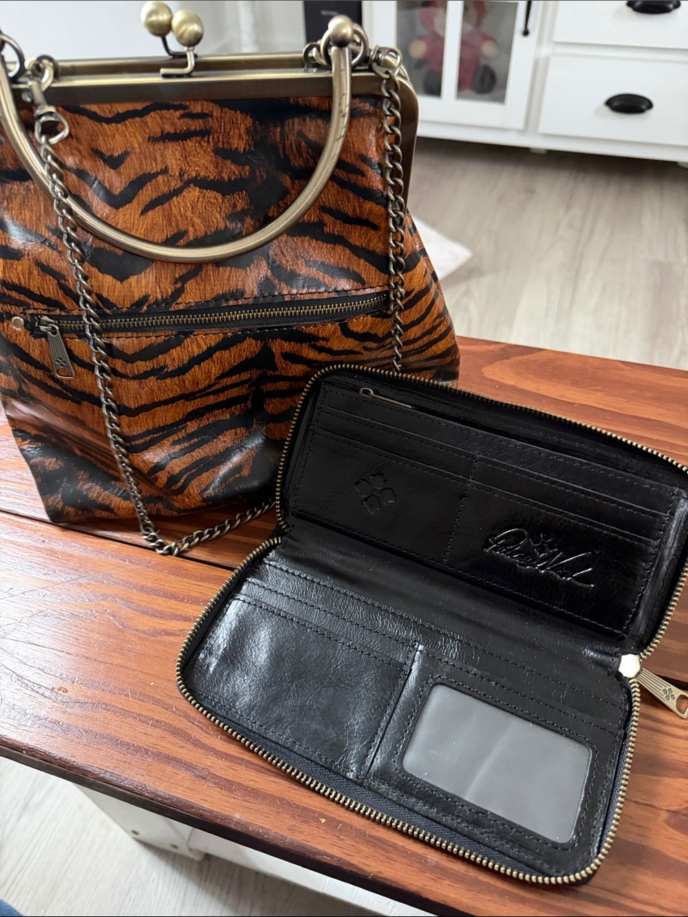 Tiger-Print Brown and Black Women's Frame Handbag with Matching Wallet Patricia - Picture 3 of 3